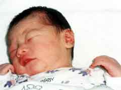 生まれたばかりの女の赤ちゃんの写真