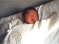新生児期の女の赤ちゃんの写真