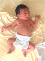 新生児期の男の赤ちゃんの写真