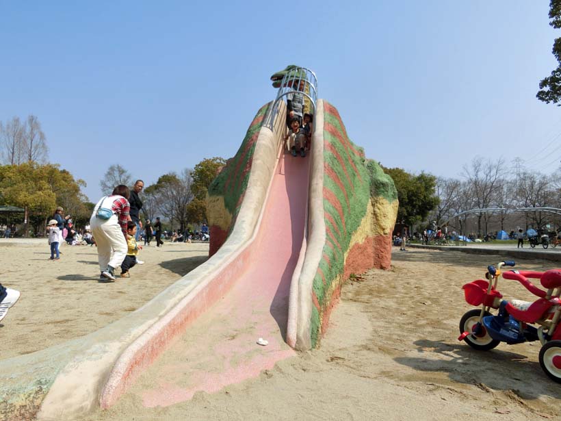 深北緑地公園 恐竜広場 恐竜滑り台