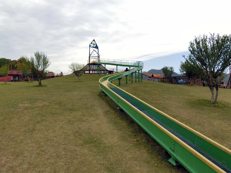 峰山途中ヶ丘公園 ロングローラー滑り台