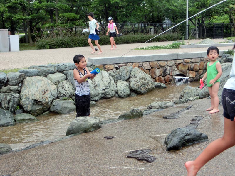 花園中央公園 川遊び