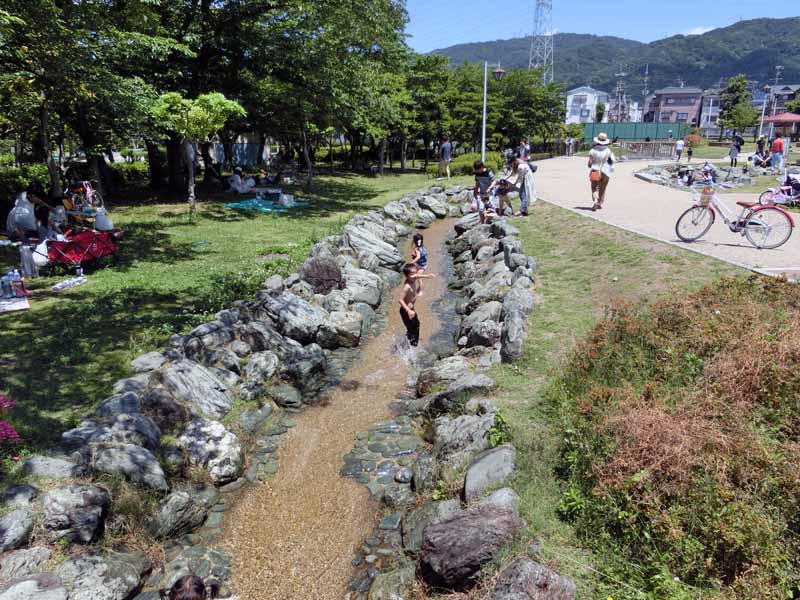 花園中央公園 川遊び