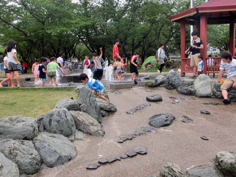 花園中央公園 川遊び