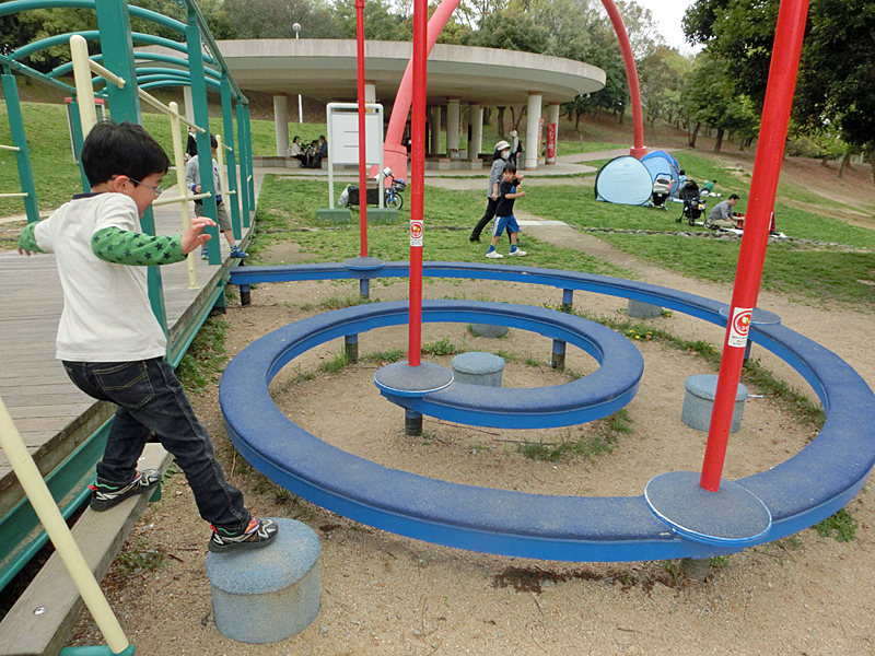 蜻蛉池公園 トンボの遊具 子供の国