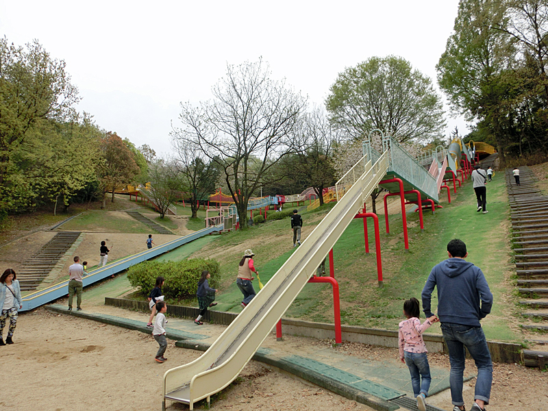 蜻蛉池公園 トンボの遊具 子供の国