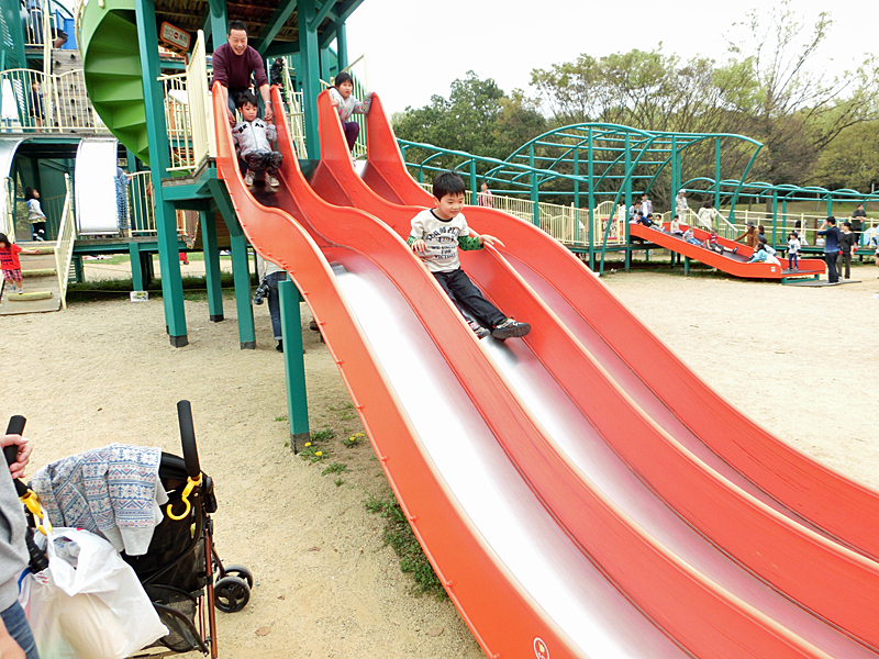 蜻蛉池公園 トンボの遊具 子供の国