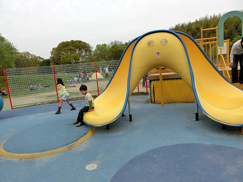 蜻蛉池公園 チョウの遊具 滑り台