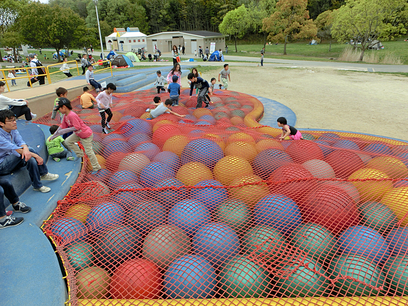 蜻蛉池公園 チョウの遊具 ボールトランポリン