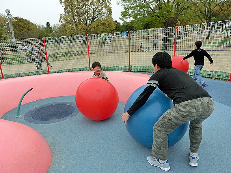 蜻蛉池公園 チョウの遊具 大玉