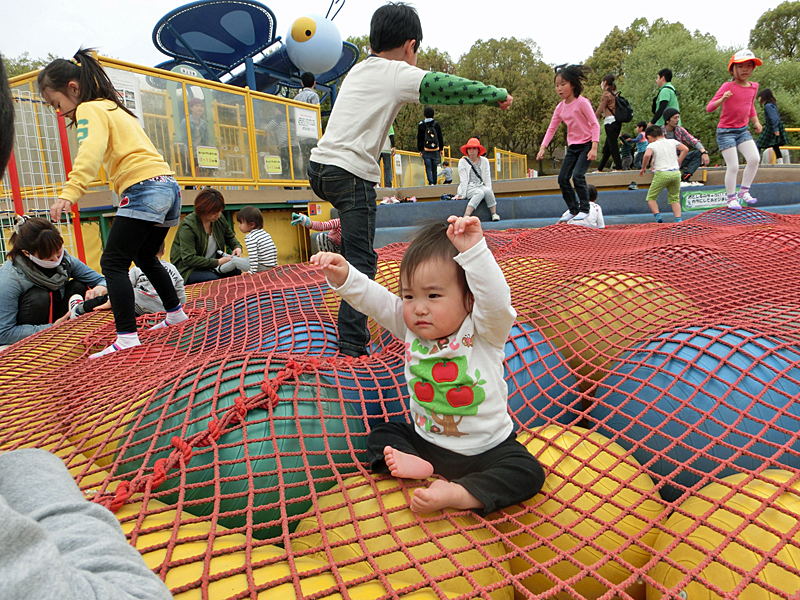 蜻蛉池公園 チョウの遊具 ボールトランポリン